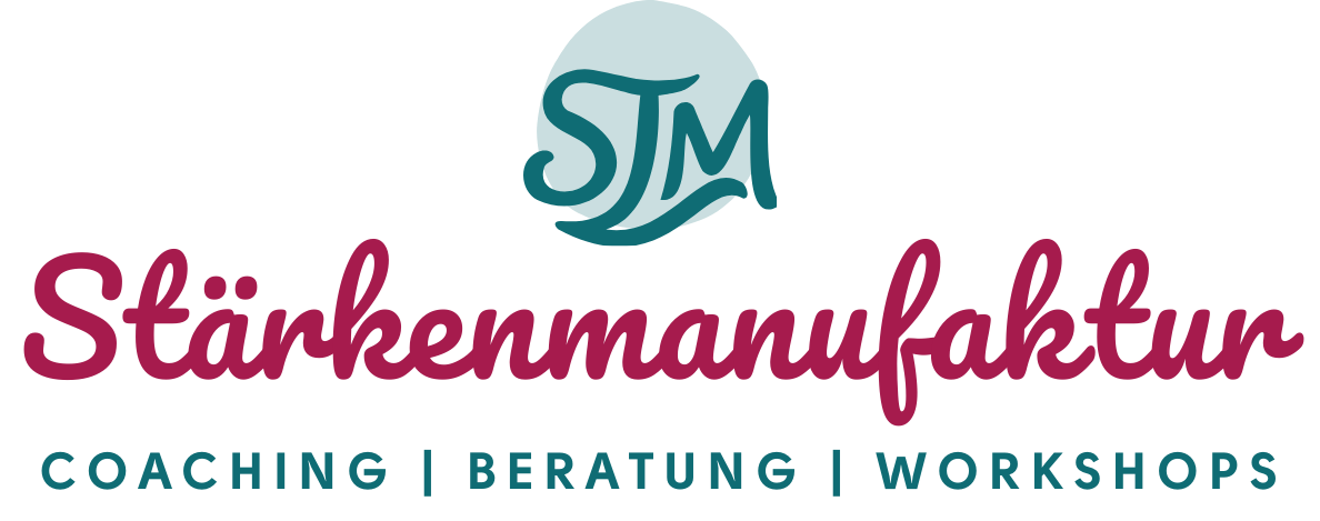 Kreis mit Schriftzug STM in geschwungener Form. Darunter in Schreibschrift das Wort: Stärkenmanufaktur. Darunter in Druckschrift: Coaching, Beratung, Workshops